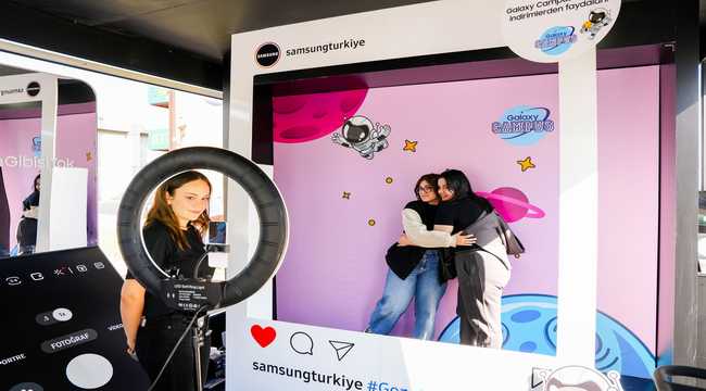 Samsung Electronics Türkiye, üniversitelerde düzenlemeye başladığı ‘Galaxy Campus’ etkinliğiyle öğrencilere teknoloji dünyasının en son ve en yenilikçi ürünlerini tanıtıyor.