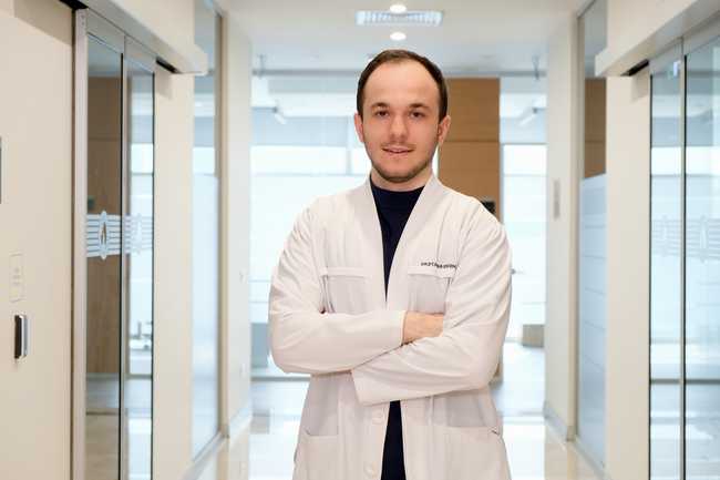 Üsküdar Diş Hastanesi Ağız, Diş ve Çene Cerrahisi Uzmanı Dr. Öğr. Üyesi Musa Erdem, sinüs lift operasyonu hakkında bilgi verdi.
