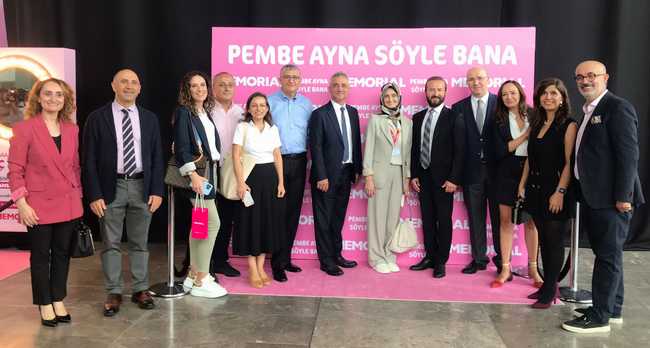 Pembe Ayna karşısına geçen ünlülerden, meme kanseri farkındalığı için mesaj var: “Pembe Ayna Söyle Bana…” 