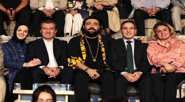 Bergama’nın düşman işgalinden kurtuluşunun 101. yılı törenlerle ve akşamında Asklepion Antik Tiyatro’da gerçekleşen “Sakiler” grubu konseri ile kutlandı.