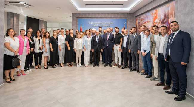İzmir Büyükşehir Belediye Başkanı Tunç Soyer, geçen pazar günü yapılan seçimi kazanan CHP İzmir İl Başkanı Şenol Aslanoğlu ve yönetimini makamında ziyaret etti. 