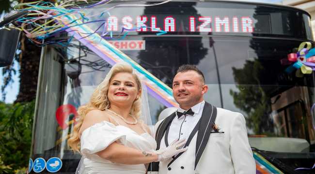 Yeliz Önemli’nin yolcu taşıdığı otobüsü süsleyerek gelin arabasına dönüştüren çift, nikaha da bu araçla geldi. Çiftin nikahını İzmir Büyükşehir Belediye Başkanı Tunç Soyer kıydı.