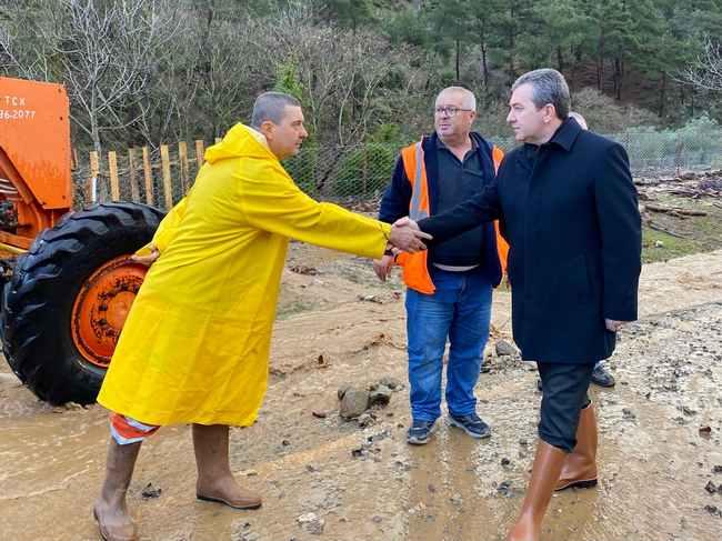 Meteoroloji’nin uyarılarına karşı kayıtsız kalmayan Bergama Belediye Başkanı Hakan Koştu, yoğun yağışta da çalışmaları yapan belediye ekiplerinin yanında yer aldı.