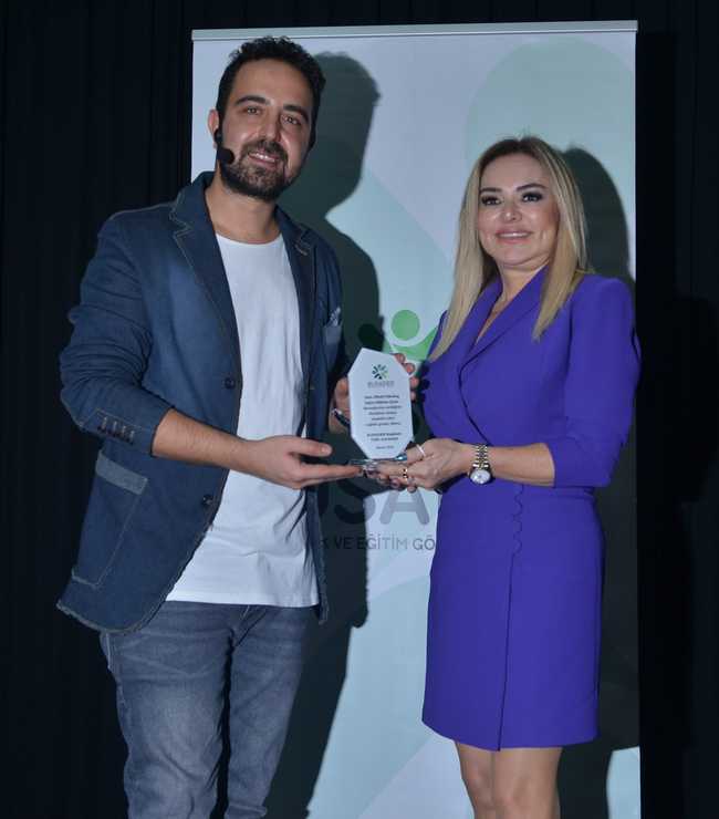 4- Gökhan Çınar, etkinliğin sonunda BUSADER Bursa Başkanı Tülin Günbatılı tarafından plaketle ödüllendirildi