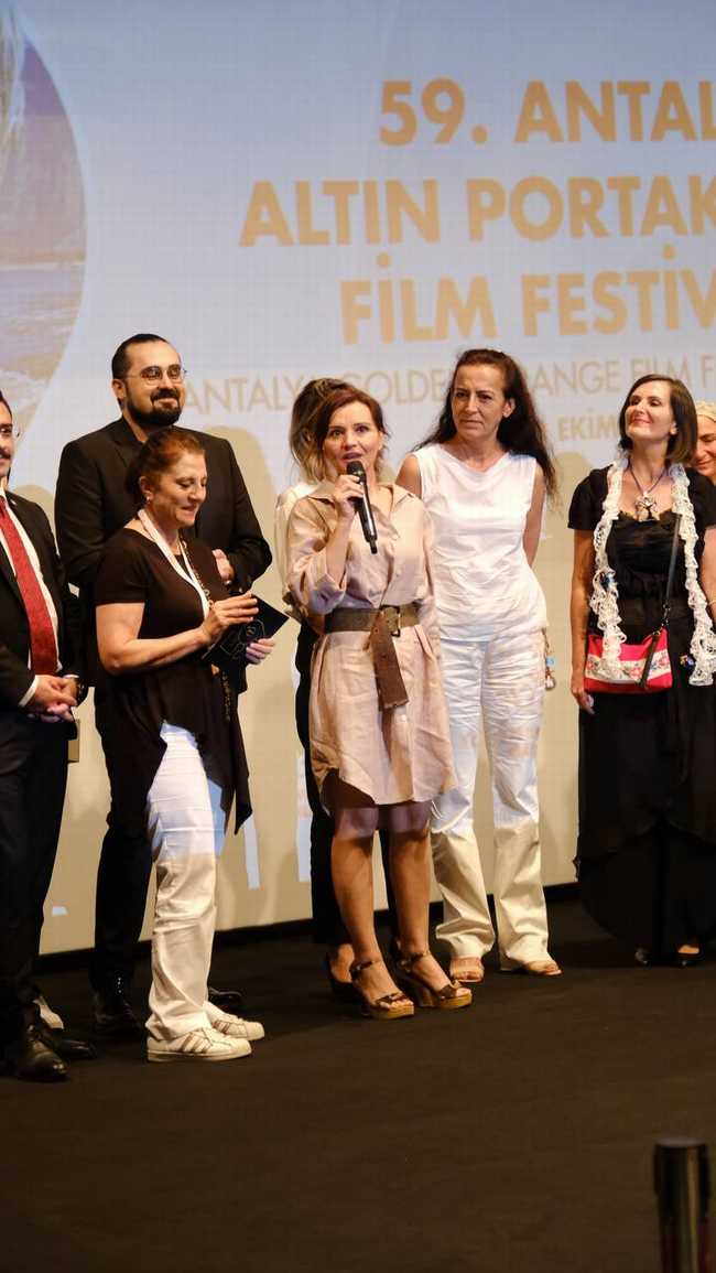 Yönetmenliğini Jale İncekol’un yaptığı Narperi’nin Bileziği belgeseli bu yıl 11 -23 Kasım tarihleri arasında çevrimiçi olarak düzenlenecek 17. Boston Türk Filmleri  Festivali’nde belgesel dalında finalist olarak yer alıyor.