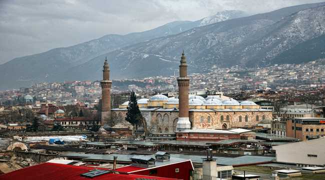 Osmanlı’nın 4’üncü sultanı Yıldırım Beyazıt tarafından Niğbolu Zaferi’nin adağı olarak 1396 – 1400 yılları arasında yaptırılan ve 600 yılı aşkın süredir kentin sembol değeri olarak yerli ve yabancı turistlerin ilgi odağı olan Ulu Cami,