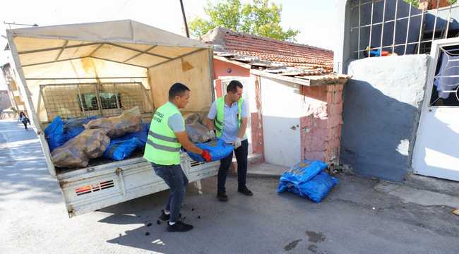 Sosyal yardım hizmetleriyle dar gelirli ailelere desteklerini aralıksız sürdüren Bayraklı Belediyesi, kış aylarına girilirken yüzleri güldürmeye devam ediyor.