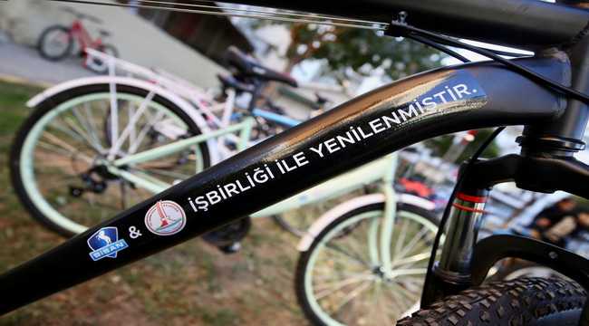 Karşıyaka Belediyesi’nin Bisan bisiklet üreticisi ile sürdürdüğü dönüşüm projesi çocukların yüzünü güldürmeye devam ediyor.