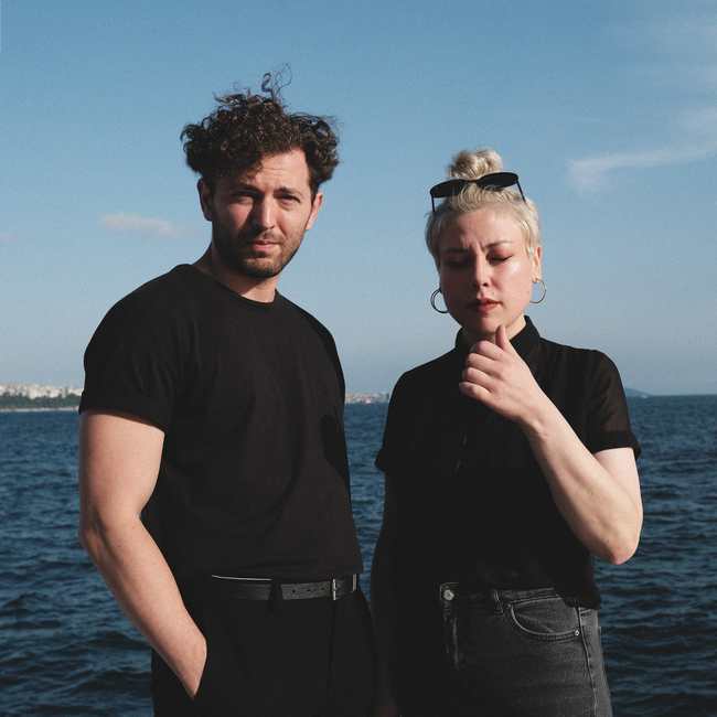 JA, KLAR adıyla müzik dünyasına adım atan Seda Tavukçu ve Emre Özdemir ilk albümleri 'Luna’ ile deneysel bir çalışmaya imza attı.