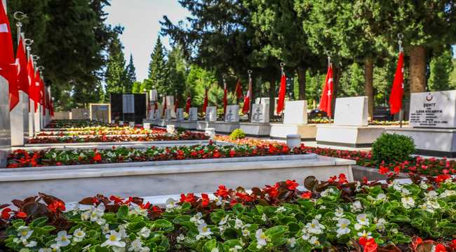 Denizli Büyükşehir Belediyesi, Asri Mezarlıktaki asker ve polis şehitliklerinde yatan kahraman şehitlerin anne, baba ve eşlerine özel mezar yeri tahsis etti.