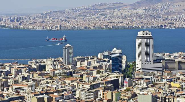 Türkiye İstatistik Kurumu (TÜİK) verilerine göre, İzmir’de konut satışları 2022 yılında bir önceki yıla göre %3,7 azalışla 83 bin 502 olarak gerçekleşti. Türkiye genelinde konut satışları bir önceki yıla göre %0,4 azalarak 1 milyon 485 bin 622 oldu.