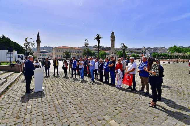 İzmir’in işgaline karşı ilk kurşunu sıkan gazeteci Hasan Tahsin, şehit edilişinin 104'üncü yılında unutulmadı. Meslektaşları Hasan Tahsin’i Konak’ta bulunan anıtı önünde andı.
