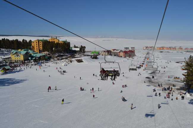 Sadece Alpler'de bulunan kristal kar kalitesine sahip, Dünyanın en uzun kayak pistlerinden birine sahip olan Kars Sarıkamış'ta hizmet verecek olan Duja Chalet, 15 Aralık 2022 tarihinde misafirlerini ağırlamaya başlayacak. 