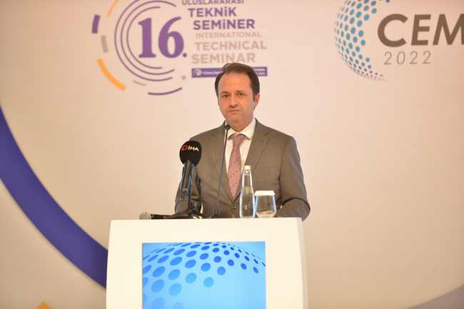 TÜRKÇİMENTO Yönetim Kurulu Başkanı Fatih Yücelik, seminerin açılışında yaptığı konuşmada, 1987 yılından bu yana düzenlenen etkinliğin geçen zaman içinde uluslararası düzeyde teknik konuların tartışıldığı ve yenilikçi uygulamaların paylaşıldığı sektör için önemli bir platforma dönüşmesinin memnuniyet verici olduğunu ifade etti.