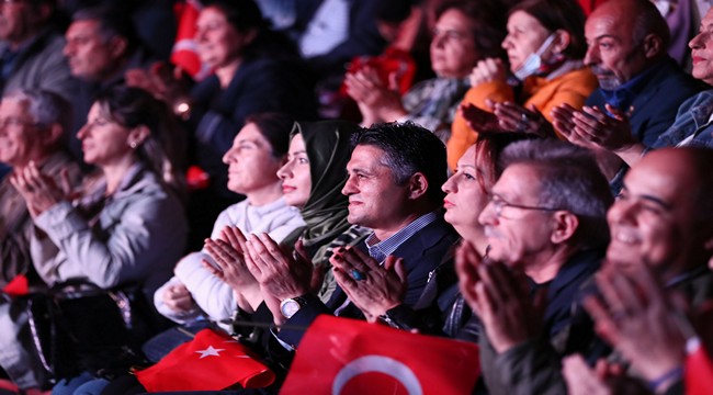 Aliağa Belediye Başkanı Serkan Acar, repertuarı musiki ve türkülerden oluşan konserde koro tarafından seslendirilen tüm eserlere sanatseverlerle birlikte eşlik etti. 