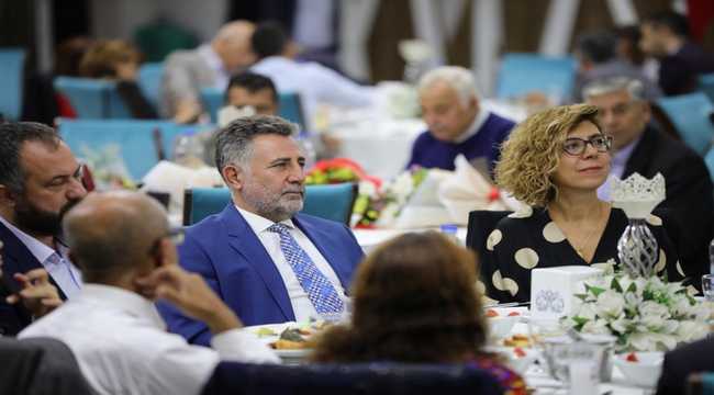 Bayraklı Belediyesi Havuz Kafe’de düzenlenen Muhtarlar Günü buluşmasına Başkan Sandal ve eşi Aylin Sandal’ın yanı sıra, muhtarlar, eşleri, CHP Bayraklı İlçe Başkanı Didem Gültekin