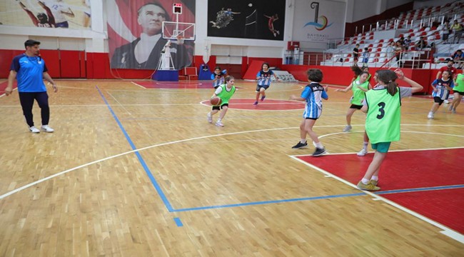 2022/05/1653242081_bayrakli-da_okullar_arasi_basketbol_turnuvasi3.jpg
