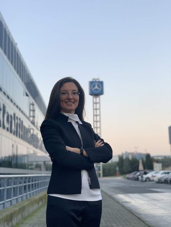 2022/07/1658935873_mercedes-benz_turk_otobus_gelistirme_karoseri_direktoru_dr._zeynep_gul_koca.jpg