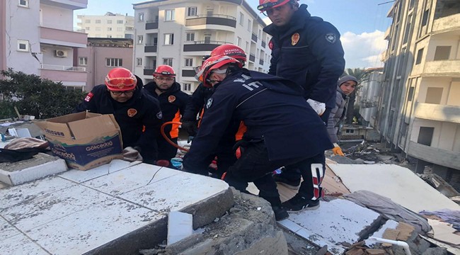 2023/02/1675693027_manisa_buyuksehir_belediyesi_afet_bolgesinde_arama-kurtarma_Calismalarina_basladi_-4.jpg