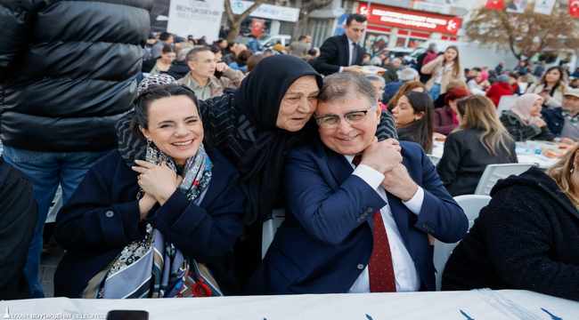 2025/03/1741462690_izmir-buyuksehir-belediyesi-nin-iftar-sofrasi-bergama-da-kuruldu_-1.jpeg