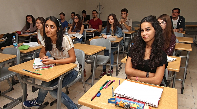 Karşıyaka'da 1500 öğrenciye ücretsiz İngilizce konuşma eğitimi