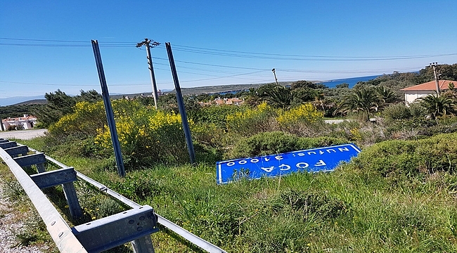 Foça'nın şehir tabelası yerlerde geziyor