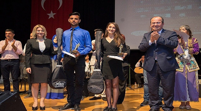 Liseler arası Türk Halk Müziği Solo Ses Yarışması'nda final heyecanı...