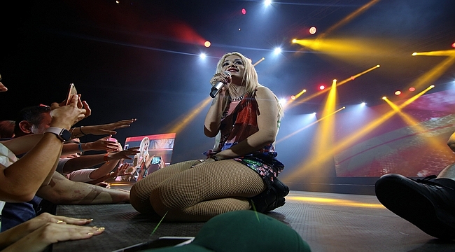 Seksi yıldız Rita Ora, Antalya'yı salladı