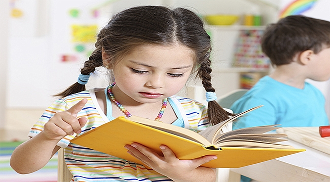 Günde 20 dakika kitap okuyan çocuklar okulda daha iyi performans gösteriyor
