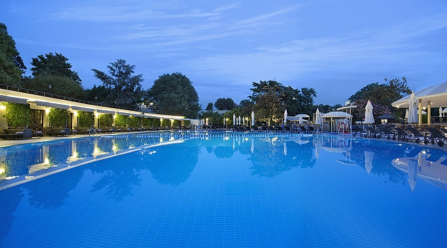 Hilton İstanbul Bosphorus'ta "gece yüzmeleri" sezonu açılıyor
