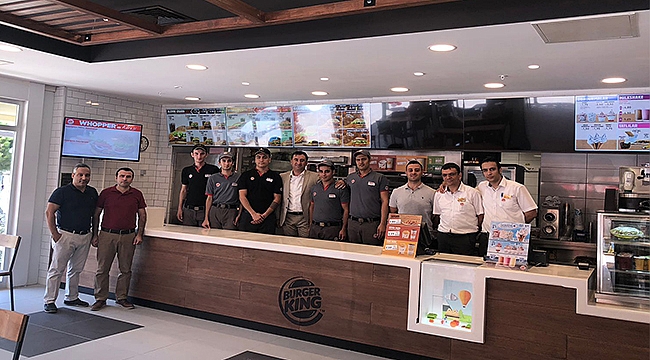 Burger King'in yeni restoranı İzmir Kemalpaşa Stadı Caddesi'nde hizmete girdi