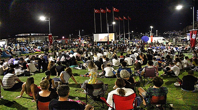 İzmir Kordon'da çimde sinema keyfi