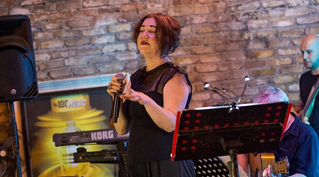 Nazan Öncel 'Beyoğlu Sanat Performance'ta Konser Verdi