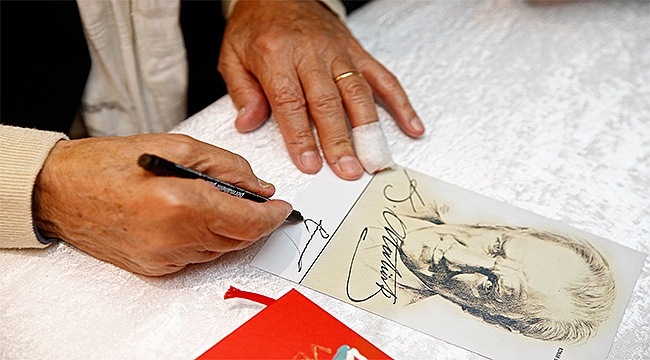 Atatürk'ün imzasını kalplere kazıdı