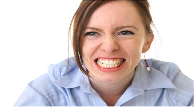 Почему сжимаешь челюсть. Женский оскал зубов. Женщина показывает зубы.