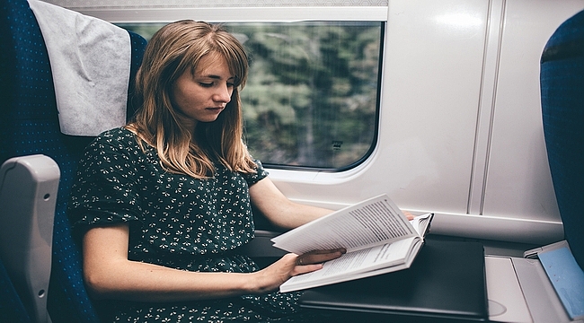 Yolculuk sırasında kitap okurken mide bulantısı neden olur?