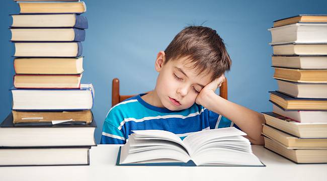 Okul stresi uyurgezerliğe davetiye çıkarıyor