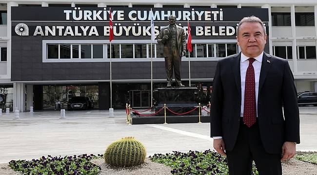 Antalya Büyükşehir Belediyesi önüne Atatürk heykeli konuldu