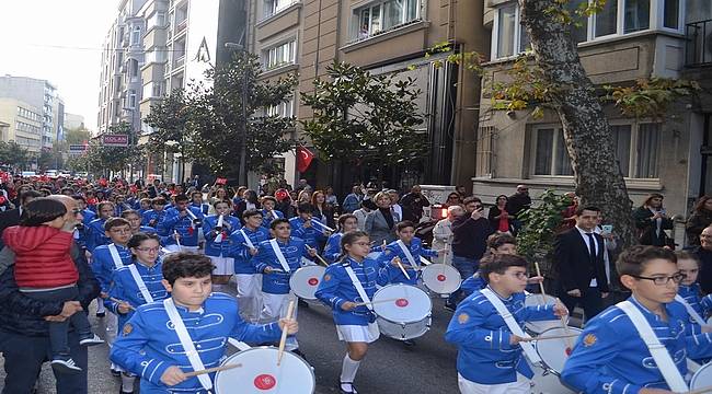 FMV Işık Okulları, Cumhuriyet'in 96. yılını bando yürüyüşü ile kutladı