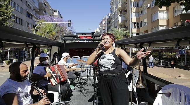 Antalya Büyükşehir'in mobil konserleri bayrama renk kattı