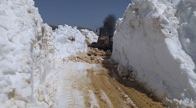 Göktepe Yaylasının karlı yolu açılıyor