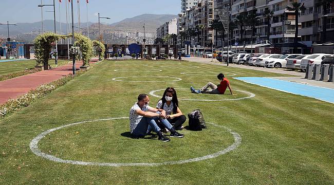İzmir'de yeşil alanda çemberli sosyal mesafe dönemi