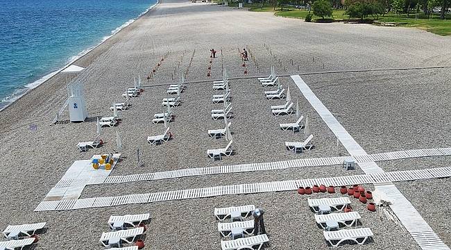 Konyaaltı Sahili'nde sosyal mesafe düzenlemesi