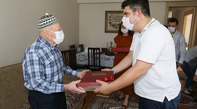 Buca'nın en yaşlı babasına sürpriz ziyaret