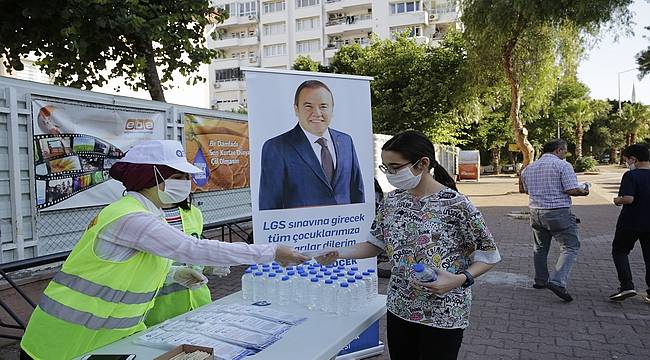 Büyükşehir Belediyesi LGS öncesi öğrencilere maske, su ve kalem dağıttı