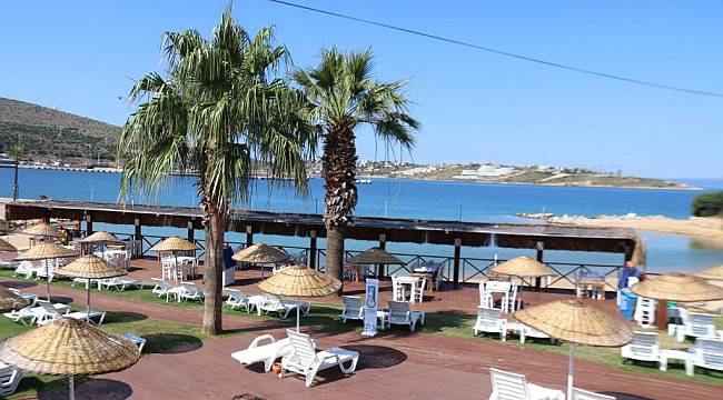 Çeşme Tekke Plajı ve Restoranı ziyaretçilerini bekliyor