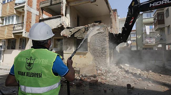 Konak'ta tehlike saçan binalar yıkılıyor