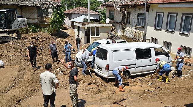 Sel gitti geriye enkazı aldı