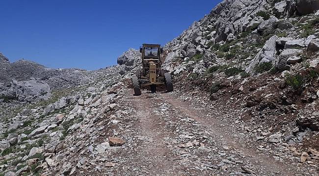 Antalya Büyükşehir Belediyesi Akseki'de göçerlerin yolunu yaptı 