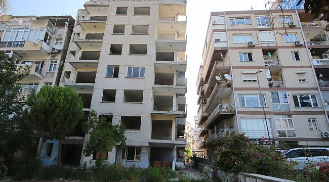 Bayraklı'da yan yatan bina onayın ardından yıkılacak 